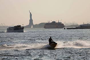 Heather Khalifa/AP/dpa | Die Sicht ist getrübt in New York - das liegt an Bränden weit entfernt