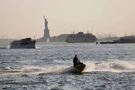 Heather Khalifa/AP/dpa | Die Sicht ist getrübt in New York - das liegt an Bränden weit entfernt