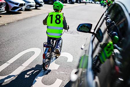 Christoph Reichwein/dpa | Laut Studie erschweren hohe Motorhauben die Sicht vor allem auf kleinere Menschen, wie Kinder, die sich vor dem Auto befinden. (Archivbild)