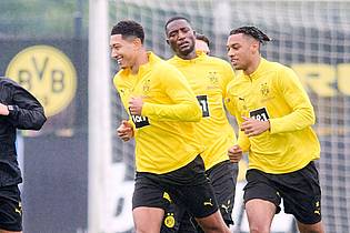 Bernd Thissen/dpa | Jobe Bellingham (l) geht nach nur wenigen Trainingseinheiten beim BVB schon voran. 