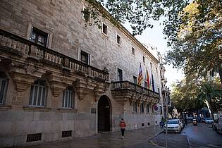 Clara Margais/dpa | Ein deutscher Urlauber ist vom Landgericht in Palma auf Mallorca vom Vorwurf des versuchten Polizistenmordes freigesprochen worden. Er erhielt eine zweijährige Bewährungsstrafe wegen Körperverletzung und Widerstands gegen die Staatsgewalt. (Archivbild)