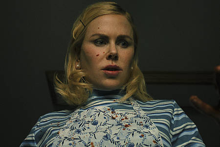 Nicole Kidman starrt fassungslos auf ihre verschmierte Hand.