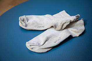 Christin Klose/dpa-tmn | Gegen den Grauschleier: Werden Socken mit Hilfe von Hausmitteln wieder strahlend weiß?