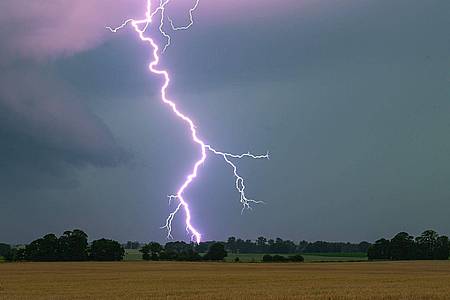 Patrick Pleul/dpa | In Deutschland drohen Gewitter vor allem im Süden und Osten. (Archivbild)