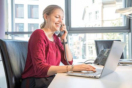 Christin Klose/dpa-tmn | Bei der Arbeit die eigenen Stärken und Talente einsetzen können: Selbstwirksamkeit beeinflusst auch die Motivation im Job.