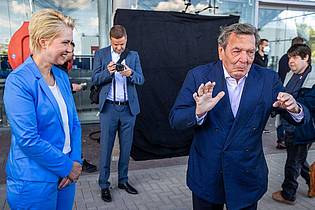 Jens Büttner/dpa-Zentralbild/dpa | Der Landtagsausschuss zur Klimastiftung MV beharrt darauf, dass der frühere Bundeskanzler Gerhard Schröder (SPD) persönlich vor dem Gremium aussagt. (Archivbild) 