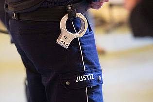 Benjamin Westhoff/dpa | Bei der Flucht aus dem Gerichtssaal verletzte der Straftäter einen JVA-Beamten. (Symbolbild)