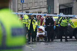 Owen Humphreys/PA/AP/dpa | Etliche Rettungskräfte sind in Liverpool im Einsatz.