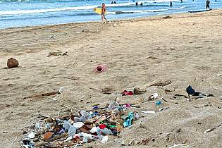 Carola Frentzen/dpa | Auch die Urlaubsinsel Bali hat ein riesiges Müllproblem - wie hier am Strand von Kuta.