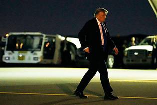 Mark Schiefelbein/AP/dpa | Donald Trump stößt seinen französischen Amtskollegen Macron mit einer Nachricht kurz nach der Abreise vom G7-Gipfel vor den Kopf.