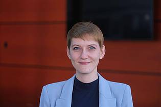 Sebastian Willnow/dpa | Die Queerbeauftragte Sophie Koch sieht den Ausschluss von Gruppen vom CSD kritisch. (Archivfoto)