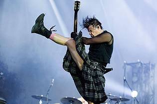 Florian Wieser/APA/dpa | Yungbluds Auftritte sind energetisch - so wie seine Musik. (Archivbild)