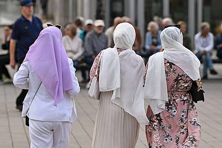 Patrick Pleul/dpa | Frauen, die Kopftuch tragen, werden besonders häufig zur Zielscheibe. (Symbolbild)
