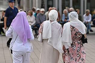Patrick Pleul/dpa | Frauen, die Kopftuch tragen, werden besonders häufig zur Zielscheibe. (Symbolbild)