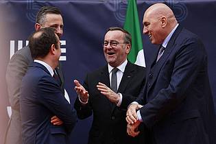 Thibaud Moritz/AFP/dpa | Italiens Verteidigungsminister Guido Crosetto (rechts) bei einem Treffen mit Verteidigungsminister Boris Pistorius (Mitte). (Foto: Archiv)