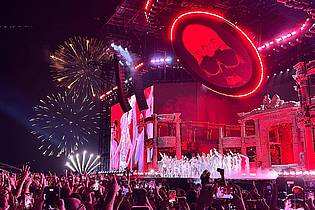 Philipp Znidar/dpa | Der Song «Bad Romance» bildete das Finale ihrer Show mit großem Feuerwerk. (Archivbild)