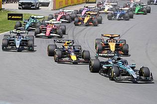 Christinne Muschi/The Canadian Press/AP/dpa | George Russell behauptet sich am Start vor Max Verstappen.