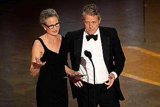 Chris Pizzello/Invision/AP | Andie MacDowell und Hugh Grant fast 30 Jahren nach «Vier Hochzeiten und ein Todesfall» (Originaltitel: Four Weddings and a Funeral) - bei den Oscars 2023.