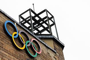 Rolf Vennenbernd/dpa | Die Landesregierung NRW stellte das Bewerbungskonzept im Deutschen Sport und Olympia Museum in Köln vor.