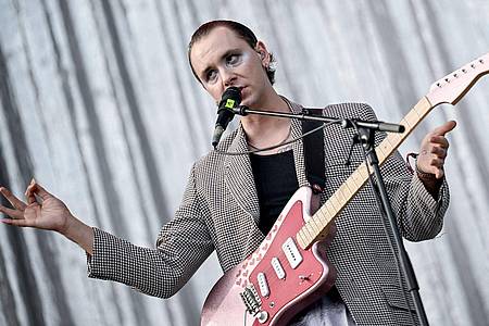 Britta Pedersen/dpa | Nach drei Alben allein holte sich Max Gruber Verstärkung und machte aus Drangsal eine Band. (Archivbild)