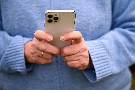 Bernd Weißbrod/dpa | Das ungute Gefühl gegenüber neuen digitalen Anwendungen ist bei älteren Menschen besonders stark ausgeprägt.