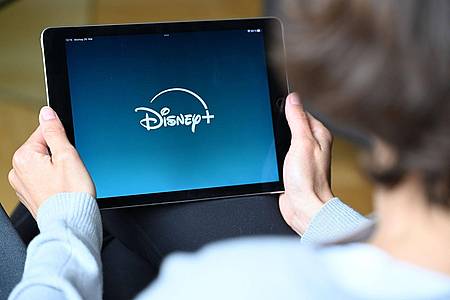 Wolf von Dewitz/dpa | Das Logo von Disney+ beim Start der Anwendung. Das Unternehmen hat Abonnenten stärker zu Kasse gebeten - in einer Art und Weise, die wohl unrechtmäßig war.