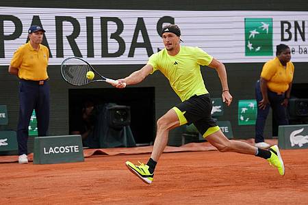 Aurelien Morissard/AP/dpa | Alexander Zverev läuft Bällen und Zielen weiter hinterher.