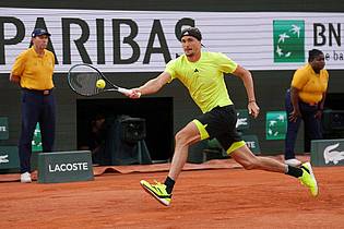 Aurelien Morissard/AP/dpa | Alexander Zverev läuft Bällen und Zielen weiter hinterher.
