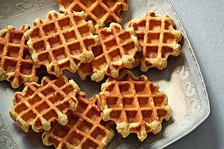Julia Ruby Hildebrand/Christian Verlag/dpa-tmn | Mit den Resten von Sauerteig lassen sich wunderbare Waffeln zaubern. Ein Rezept hierfür liefert Sonja Bauer in ihrem Buch «Sauerteig kann alles».