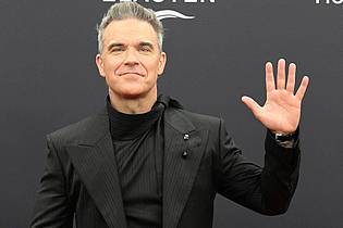 Felix Hörhager/dpa | Robbie Williams hat als neuer Musikbotschafter der Fifa eine neue Hymne für den Weltfußballverband komponiert. (Archivfoto)