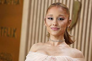 Jordan Strauss/Invision via AP/dpa | Ariana Grande und weitere Stars unterzeichneten eine Petition für den Erhalt der Hotline. (Archivbild)