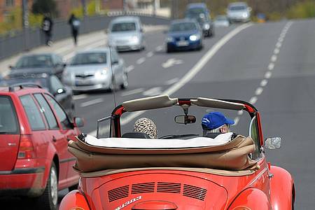 David Ebener/dpa | Cabrios - hier ein VW Käfer - sind zwar Kult, aber angeblich auch out in Deutschland. (Archivbild)