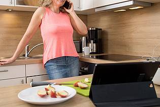 Christin Klose/dpa-tmn | Keime auf dem Display: Wer beim Kochen das Smartphone oder Tablet  nutzt, kann gefährliche Bakterien verteilen.