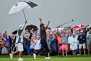 Carolyn Kaster/AP/dpa | Spaun jubelt nach dem 20-Meter-Putt zum Sieg.