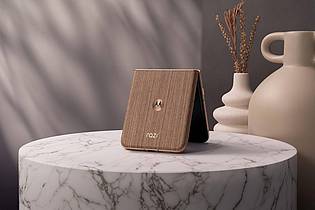 Motorola/dpa-tmn | Nie wieder Fingerabdrücke: Die Rückseite des Razr 60 Ultra besteht bei der Modellvariante «Mountain Trail» tatsächlich aus Holz.