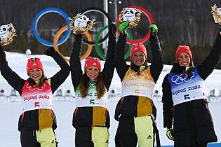 Katherine Sauerbrey, Katharina Hennig, Victoria Carl und Sofie Kreh (v.l.) freuen sich über den zweiten Platz. Foto: Angelika Warmuth/dpa