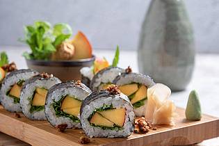 Alex Neumayer/Christian Verlag/dpa-tmn | Die Algenblatt- und Reisgrundlage von Maki-Sushi kann jeweils saisonal passend gefüllt werden: hier mit Pfirsich und Basilikum.