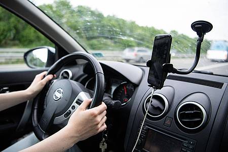 Melissa Erichsen/dpa | Falsche Angaben zu Straßensperrungen auf Google Maps sorgen für Irritationen bei Autofahrern. (Symbolbild)