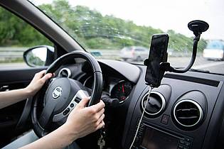 Melissa Erichsen/dpa | Falsche Angaben zu Straßensperrungen auf Google Maps sorgen für Irritationen bei Autofahrern. (Symbolbild)