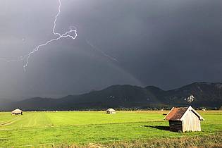 Valentin Gensch/dpa/dpa-tmn | Bei Bergwanderungen sind Gewitter eine besonders große Gefahr. (Symbolbild)