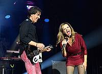Felix Hörhager/dpa | Harmonierten gut miteinander: Roxette-Urgestein Per Gessle und Neuzugang Lena Philipsson.