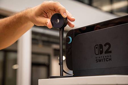 Christin Klose/dpa-tmn | Die Kamera für Nintendos Game Chat lässt sich auch mit einer Blende abdecken. Damit nur beim Spielen gefilmt wird. 
