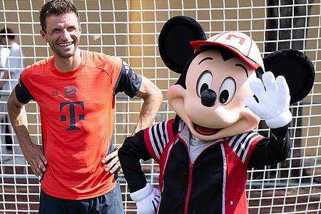Sven Hoppe/dpa | Thomas Müller, hier in Orlando mit Micky Maus, ist nach der Club-WM weg.