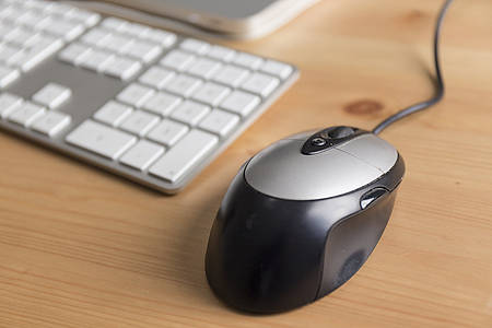 Maus steht neben Tastatur