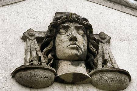 Ina Fassbender/dpa | Der mutmaßliche Amok-Brandstifter kommt vor das Landgericht Krefeld. (Archivbild)