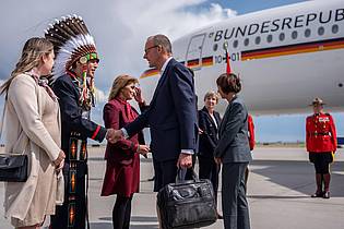 Michael Kappeler/dpa | Steven Crowchild von der indigenen Tsuut?ina Nation begrüßte Kanzler Friedrich Merz in Calgary.