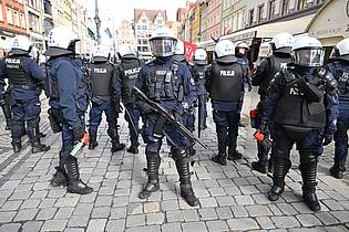 Maciej Kulczynski/PAP/dpa | Vor dem Finale war es auf den Straßen Breslaus unruhig.