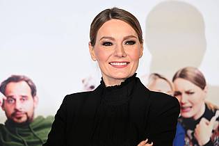 Felix Hörhager/dpa | Martina Hill präsentiert am 27. Juni als «Larissa» das «heute-SHOWnal». (Archivbild)