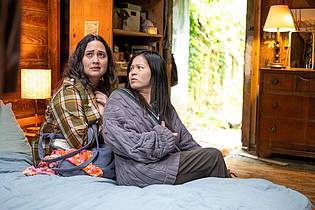 Luka Cyprian/Universal/dpa | Lily Gladstone und Kelly Marie Tran in einer Szene des Films «The Wedding Banquet».