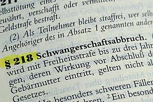 Bernd Weißbrod/dpa | Schwangerschaftsabbrüche in den ersten zwölf Wochen sollten nach dem Willen der Ärzte außerhalb des Strafgesetzbuchs geregelt werden, die Beratungspflicht für ungewollt Schwangere soll aber bleiben.